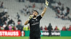 Šampion EL oslavuje svého hrdinu. Brankář chytal finále s nepříjemným zraněním