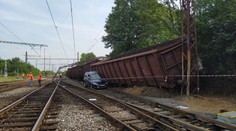 U Prahy se samo rozjelo 32 vagonů! Zdemolovaly auto i drážní domek