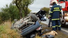 Tragická nehoda na jihu Čech. Řidič skončil s autem na střeše, zemřel