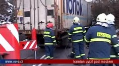 VIDEO: Kamion se utkal s mostem. Dopadlo to zle!