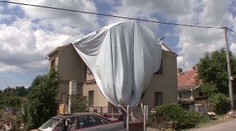 Bojí se návratu bouřek, místo střechy mají igelit