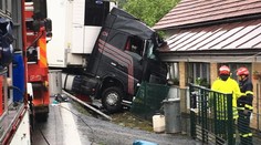 Smrtelná nehoda na Vsetínsku: Kamion naboural rodinný dům