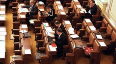 Koalice vyhrála ve Sněmovně. Poslanci o korupci v armádě nejednali