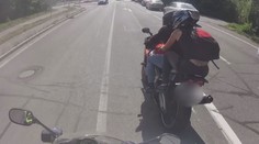 Motorkář se zákazem řízení zběsile ujížděl policii. Zaspal a spěchal k soudu