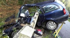 Auto narazilo do mostku a zůstalo viset, nehoda skončila tragicky!