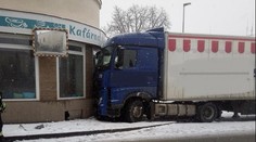 V Českém Meziříčí vjel kamion do cukrárny. V osudnou chvíli byla zavřená