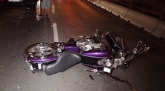 Auto nedobrzdilo a poslalo motorkáře i spolujezdkyni k zemi