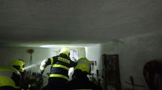 V domě zůstalo tříleté dítě a zapnutý sporák. Hasiči museli probourat zeď