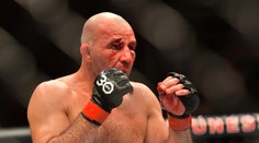 Teixeira skončil po posledním zápase kariéry s půlkou obličeje v obvazech