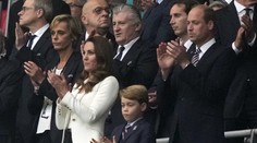 Naštvaný George a těhotná Kate? Královská rodina zářila na fotbale