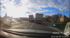 Další bláznivý manévr kamioňáka! Předjížděl v obci v křižovatce