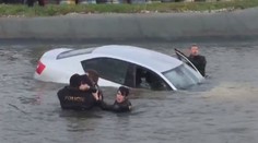 Muži se udělalo zle a sjel s autem do nádrže. VIDEO ze záchrany