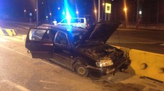 Nešika přeskočil s Passatem svodidlo, od nehody utekl