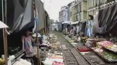 Neskutečné video! Vlak projíždí asijskou tržnicí jako nůž máslem!