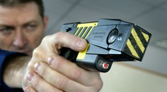 Muž měl auto nejdřív vybrzdit, pak zablokovat. Nakonec vytáhl taser!