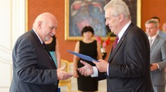 Lidé věří víc Rychetskému než Zemanovi, ministry nikdo nezná