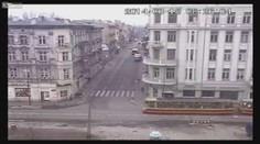 Video pro otrlé: Tramvaj smetla dva muže jak figurky ze šachovnice