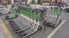Praha zpoplatní parkování pro elektromobily. Zákaz sdílených koloběžek neprošel