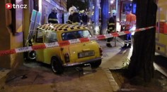 VIDEO: Řidič minicooperu naboural v Praze do pizzerie