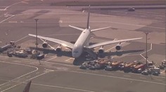 Letadlo Emirates bylo v karanténě, 10 lidí muselo do nemocnice