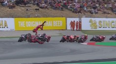 Děsivá nehoda v MotoGP! Jezdec přejel mistru světa nohy, zasahovala záchranka