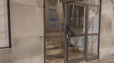 Policie v Ostravě dopadla vandala. Měl rozbíjet výlohy a dveře