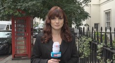 Reportérka Sassmannová: Před Buckinghamským palácem stále proudí davy lidí