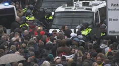 Tisíce Nizozemců přes zákaz protestovaly proti lockdownu. Rozehnala je policie