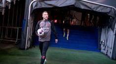 Tady se to stalo. Eriksen se vrátil na trávník, kde při Euru zkolaboval