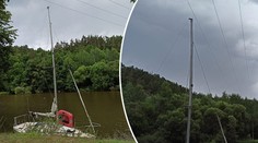 Nehoda plachetnice na Lužnici. Loď zasáhla dráty velmi vysokého napětí