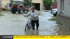Bez jídla a pití. Lidem postiženým povodněmi pomáhají vojáci