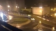 Nová zábava v Česku? Mladí řidiči po nocích driftují na kruháči