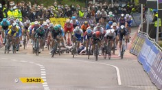Ošklivý pád při spurtu v Belgii: Jensena přejeli a zůstal ležet