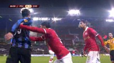 To byl let! Fotbalista skončil po drsném faulu málem až na tribuně
