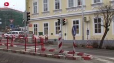 Semafory před objezdem krotí řidiče a chrání chodce