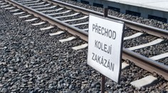 Vlak srazil u Liberce člověka. Ten odešel a hledá ho policie