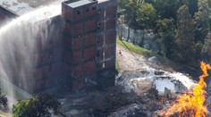 Požár zničil miliony litrů bourbonu. Jim Beam obarvil i řeku