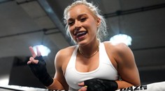 Krásná boxerka opět provokuje! Do fitka ve svatebních šatech, fanoušci šílí