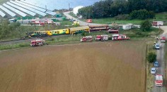 Tragédie na přejezdu: Vlak smetl traktor a vykolejil. Jeden mrtvý!