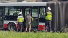 Autobus měl skřípnout seniorku ve dveřích. Bojuje v nemocnici o život