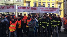 Někteří policisté a hasiči protestují. Nesouhlasí s povinným očkováním