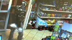 Mladíci přepadli benzínku. Chvíli nato je i s lupem namátkou zastavila policie