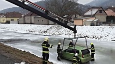 Auto před potopením uchránil led! Z koryta řeky ho dostávali hasiči
