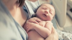 Žena nevěděla, že je těhotná. Porodila na palubě letadla