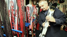 Zlodějům lyží začínají žně! Už vybírají první sklepy se zimní výbavou