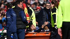 Neymara ze hřiště odnesli na nosítkách. Čekáme na výsledky testů, řekl trenér