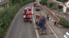 OBRAZEM: Řidič neodhadl most, shodil bagr na silnici