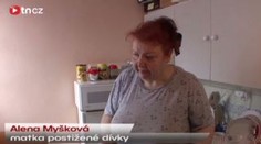 Do okna postižené dívky někdo hodil kus betonu
