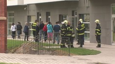 Za praskání domu možná může změna teplot, lidé z luxusního domu zuří