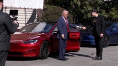 Trump podpořil Muskovu automobilku. Před Bílým domem si jeden vůz koupil